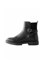 Bottines en cuir noir avec panneau élastique côtelé, sangle réglable avec boucle, semelle en caoutchouc plate et finition lisse.