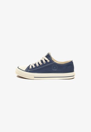 Granatowe sneakersy z płótna z białym czubkiem z gumy i podeszwą, okrągłymi sznurowadłami oraz logo z boku. Gładka tekstura, niskoprofilowy design.