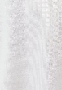 Weißer gestrickter Stoff mit einer feinen, subtilen Textur, die ein gleichmäßiges Muster und ein leichtes Erscheinungsbild aufweist.