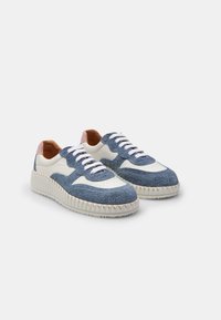 Scarpe da atletica per uomo con tomaia in tessuto denim blu e dettagli sintetici bianchi, suola in gomma, punta rotonda e lacci bianchi.