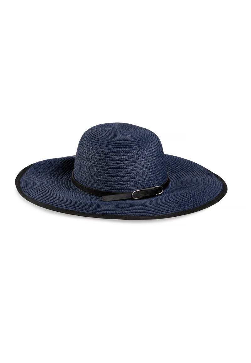 Szeroki kapelusz z granatowego słomkowego materiału, z czarnym wykończeniem i cienką czarną tasiemką z metalowym akcentem. Teksturowana powierzchnia z okrągłym wzorem tkania.