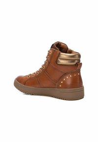 Zapatilla alta de cuero marrón con un acento dorado texturizado en el cuello, tachuelas doradas y una suela de goma lisa.