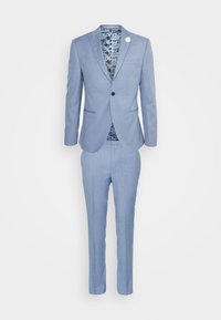 Fato azul claro com um casaco feito à medida e calças a condizer. O casaco apresenta um forro com padrão floral e um fecho de botão único.
