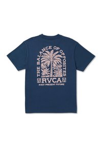 Marineblaues T-Shirt mit blassem rosa Palmenmotiv und dem Text „THE BALANCE OF OPPOSITES RVCA PAST PRESENT FUTURE“ auf der Rückseite.