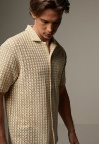 Next TEXTURED SHORT SLEEVE - Camisa - ecru white