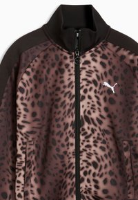 Καφέ και μαύρο μπουφάν με λεοπάρ σχέδιο, με μαύρο γιακά, φερμουάρ στο μπροστινό μέρος, πλαϊνές τσέπες και λευκό λογότυπο Puma στο στήθος.