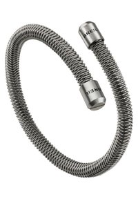 Elastický náramek vyrobený z ohebného kovového drátu, s leštěným stříbrným povrchem a cylindrickými konci s vyrytým názvem značky.