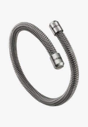 Rekbare armband gemaakt van flexibele metalen draad, met een gepolijste zilveren afwerking en cilindrische uiteinden met ingegrepen merknaam.