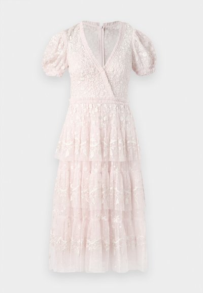 Rožinė, daugiasluoksnė suknelė su pūstomis rankovėmis, V formos iškirpte ir sudėtingu gėlių siuvinėjimu. Pagaminta iš tekstūruoto, lengvo audinio. Uždarymas užtrauktuku nugarėlėje.