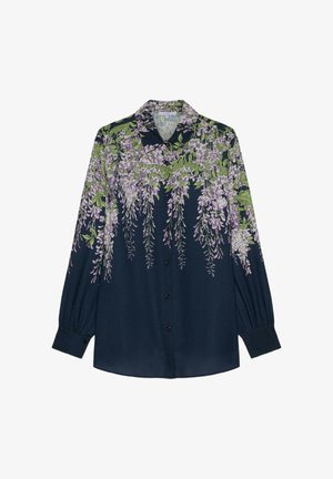Blouse bleu marine à manches longues avec fermeture à boutons sur le devant et imprimé floral de glycine violette dégringolant des épaules jusqu'aux manches.