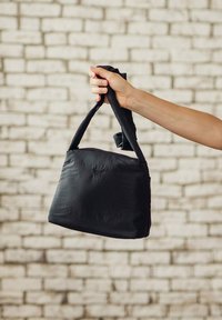 VUCH CARA FLUFFY - Taška s příčným popruhem - black