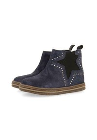 Botas de tobillo de ante azul con un panel lateral de elástico negro, recorte en forma de estrella y tachuelas plateadas alrededor de la forma de la estrella; suela de goma con un diseño en capas.