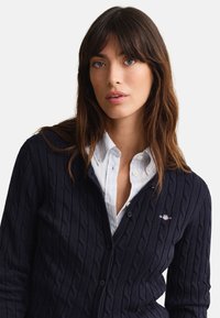 GANT STRETCH CABLE - Strickjacke - evening blue