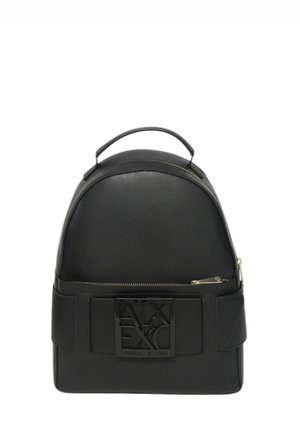 Svart faux skinn ryggsekk med rund topp, fremre glidelåslomme og preget logo. Har gullfarget hardware og strukturerte overflater.