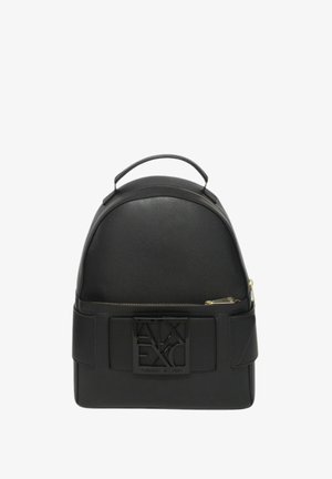 Musta keinonahkainen reppu, jossa on pyöristetty yläosa, etutasku vetoketjulla ja kohokuvioitu logo. Varustettu kultasävyisillä yksityiskohdilla ja teksturoidulla pinnalla.