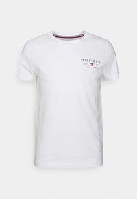 Bílá bavlněná tričko s krátkým rukávem, kulatým výstřihem a malým potiskem loga "HILFIGER EST. 1985 NEW YORK" na hrudi.