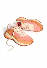 Zapatillas rosas y naranjas hechas de ante y malla con un diseño de cordones, acentos texturizados y una suela acolchada.