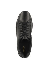Sneaker in pelle nera con finitura testurizzata, design stringato e suola in gomma a contrasto. Presenta un logo dorato all'interno e dettaglio con zip sul lato.