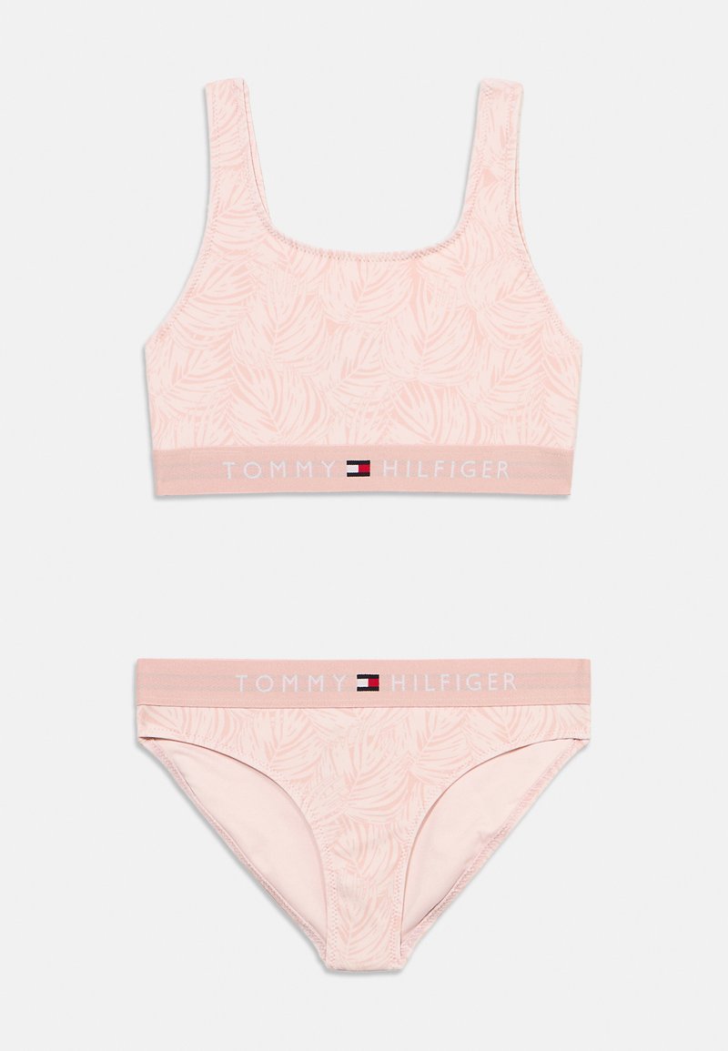 Ensemble bikini rose comprenant un bralette à encolure carrée avec un motif de feuilles et un slip assorti. Les deux pièces disposent d'une ceinture élastique de marque.