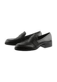 Sorte læder loafers med en lav blokhæl, prydet med en sydd overdels og en frontbånd detalje. Glat tekstur med en poleret finish.