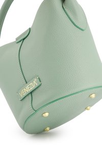 Grüne, strukturierte Lederhandtasche mit geschwungener Form, goldenen Hardware-Details und Nietenakzenten am Boden. Verfügt über ein Markenlabel.