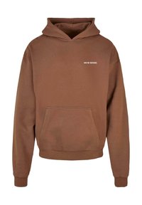 Hoodie marron en mélange de coton, avec une poche kangourou, des poignets côtelés et un petit logo blanc sur la poitrine.