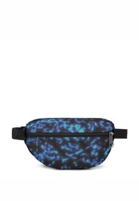 Brašna na pás s černým základem a modro-zeleným abstraktním vzorem, vybavená horním zipem a černým nastavitelným popruhem.
