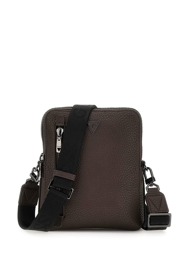 Braune strukturierte Lederhandtasche mit einem Reißverschluss, verstellbarem Tragegurt und silbernen Beschlägen. Verfügt über ein Dreiecks-Logo und eine seitliche Reißverschlusstasche.