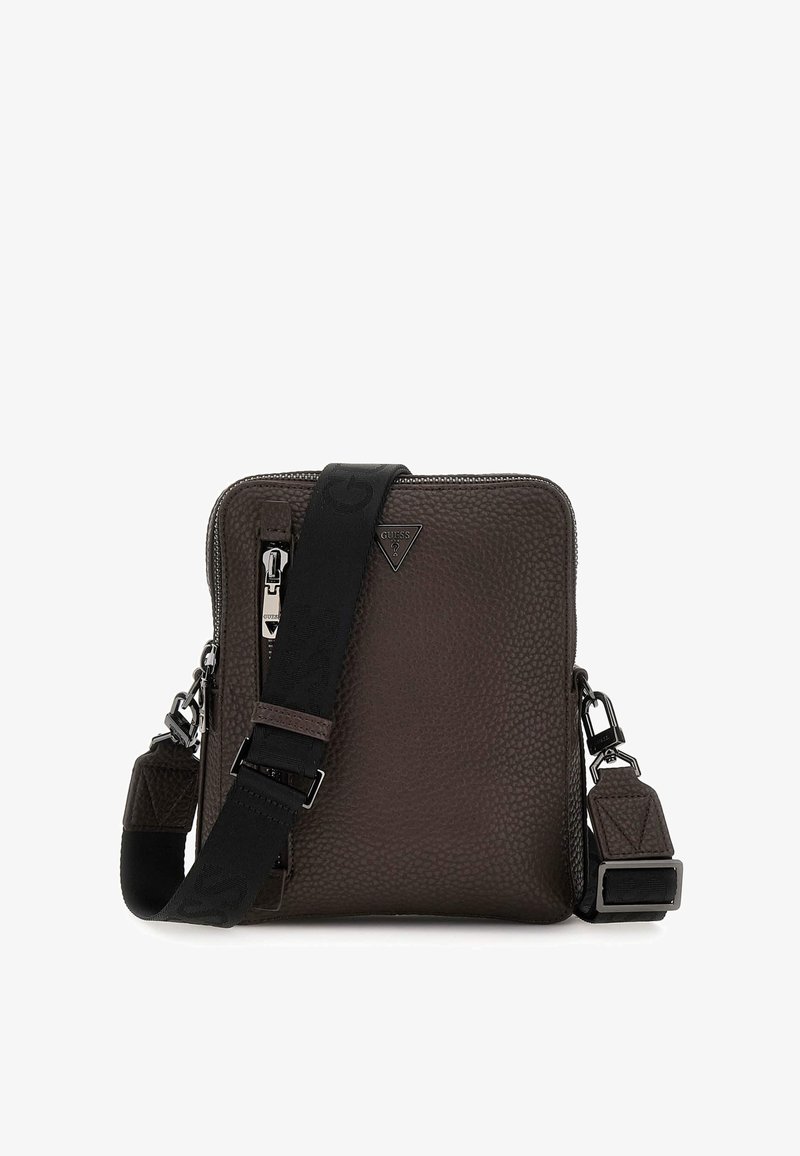 Braune strukturierte Lederhandtasche mit einem Reißverschluss, verstellbarem Tragegurt und silbernen Beschlägen. Verfügt über ein Dreiecks-Logo und eine seitliche Reißverschlusstasche.
