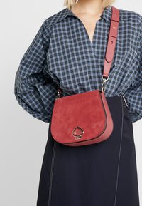 kate spade new york Skuldertasker - dark red