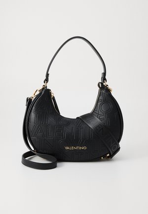 Borsa a crescent in pelle nera Valentino con motivo a logo impresso, hardware dorato e due tracolle regolabili.