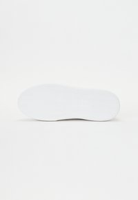 Suela de zapato de goma blanca con un patrón en espiga, con bordes planos y acabado texturizado. No tiene marcas ni logotipos visibles.