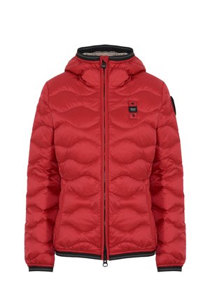 Giacca trapuntata rossa con cappuccio, zip frontale, polsini elasticizzati e un piccolo logo nero e rosso applicato sul petto e sul braccio sinistro.