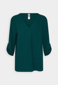 Blusa teal a scollo a V con maniche a tre quarti, caratterizzata da una vestibilità comoda e un tessuto testurizzato, leggermente stropicciato. Nessun motivo o dettaglio visibile.