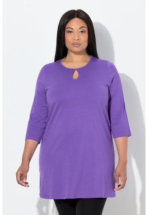 - Bluzka z długim rękawem