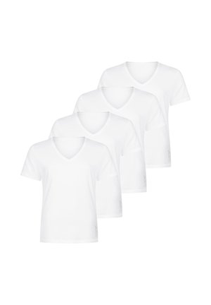 Vier effen witte V-halsshirts met korte mouwen, in een verspringende stapel op een witte achtergrond geplaatst.