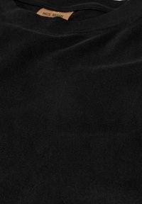 T-shirt nera in cotone con collo rotondo classico e texture morbida. Un piccolo etichetta in pelle sul colletto mostra il marchio "MOS MOSH."