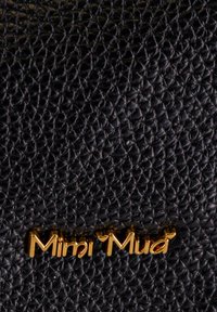 Materiale nero testurizzato con un prominente logo dorato che recita "Mimi Mud". Il design presenta un delicato motivo e accenti lisci.
