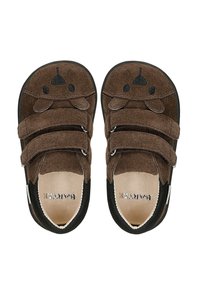 Brązowe zamszowe buty z dwoma rzepami, zaokrąglonym kształtem, detalami w kształcie niedźwiedzia, czarnymi akcentami i gładką podszewką.