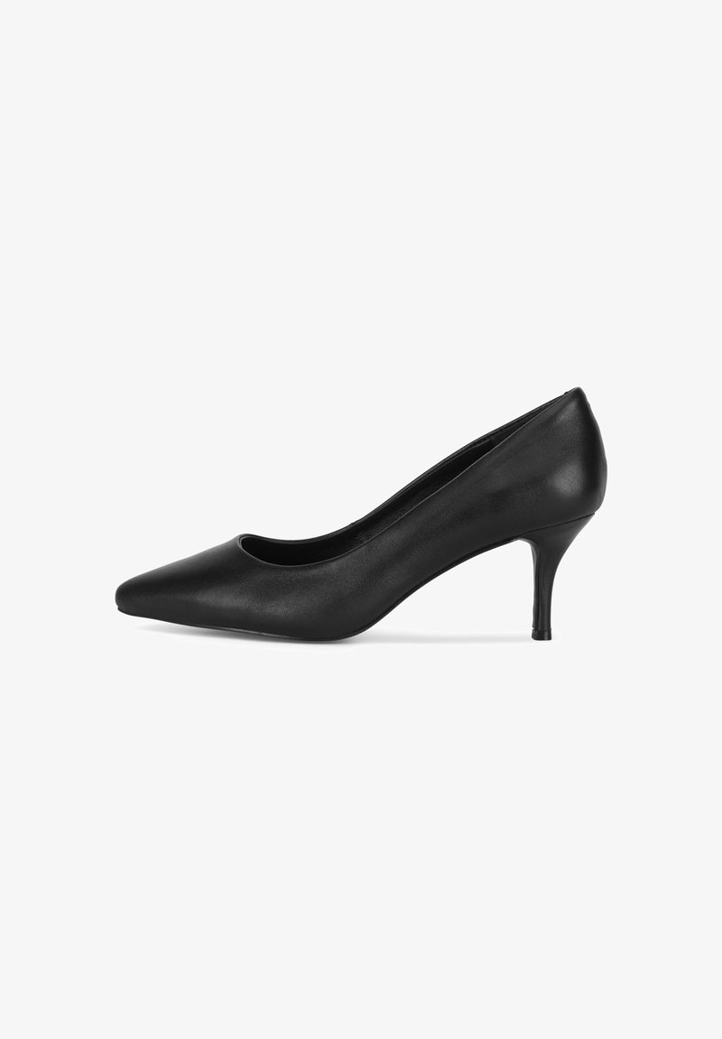 Zapato pump de tacón alto de cuero negro con punta puntiaguda y tacón de aguja delgado. Textura lisa, diseño minimalista, sin patrones visibles.