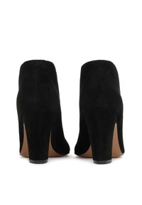 Mustad nubuk nahkasaapad kõrge kannaga, millel on sirge siluett, ümar nina ning lõikega küljed, et saavutada kaasaegne disain.