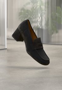 Selectat, dark brown