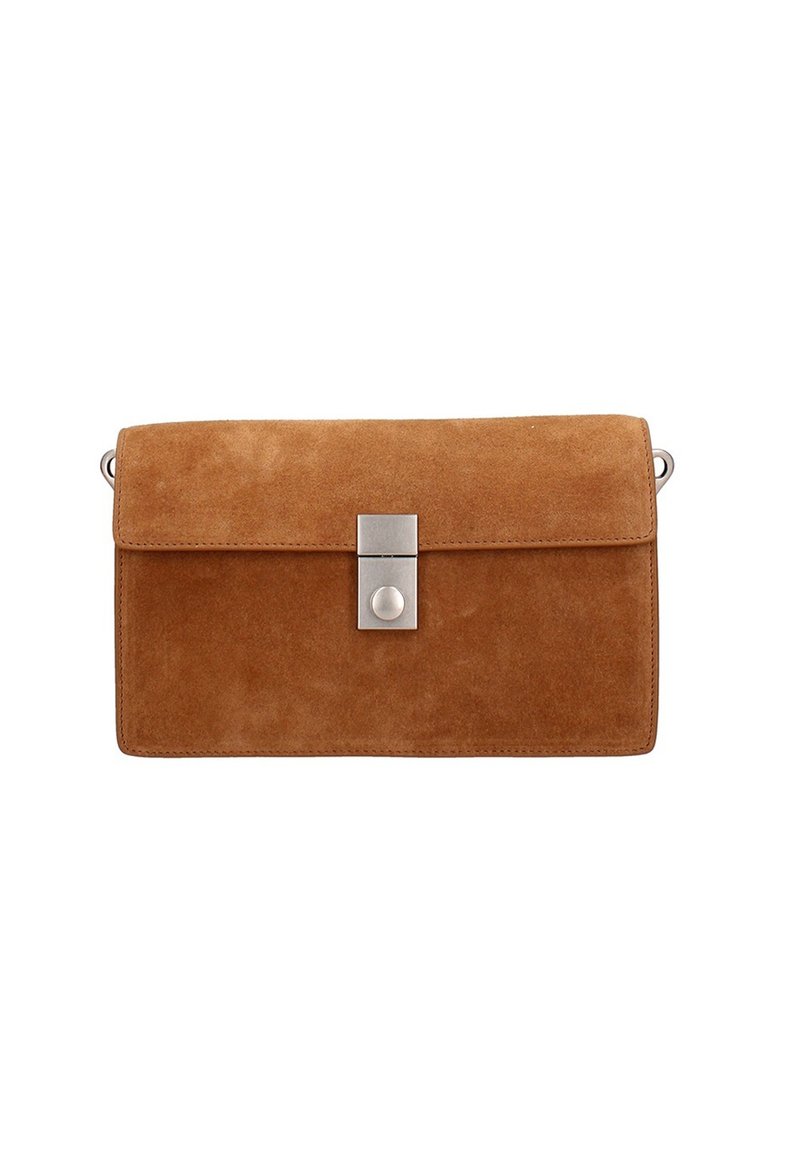 Clutch in suede marrone dalla forma rettangolare, con chiusura a scatto magnetico e hardware in argento sul fronte per un tocco di dettaglio.
