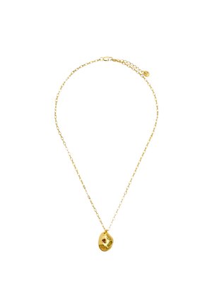 Delikatny naszyjnik z cienkim łańcuszkiem ze złota z teksturowanym, nieregularnym złotym wisiorkiem z małym czerwonym kamieniem szlachetnym.