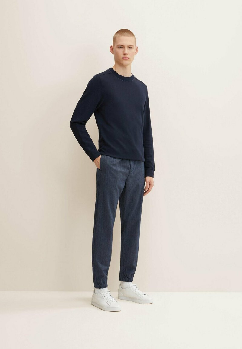 Pantaloni dritti donna: i modelli che allungano le gambe