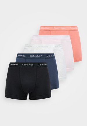 Pět párů trenýrek Calvin Klein v černé, námořnické modři, šedé, světlé růžové a korálové barvě, se značkovými elastickými pasy a přiléhavým střihem.