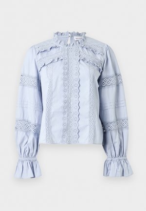 Lichtblauwe blouse met lange mouwen, voorzien van kanten panelen, een gerafelde hoge hals, puffende mouwen, elastische manchetten en verticale kantdetails aan de voorkant.