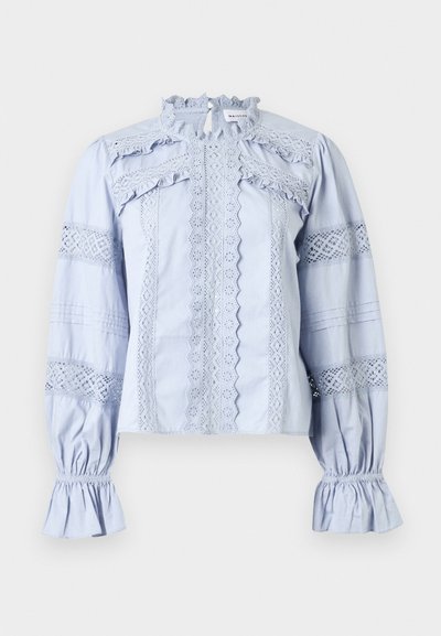 Ανοιχτό γαλάζιο μακρυμάνικο μπλουζάκι με δαντελένιες πινελιές, βολάν στον ψηλό γιακά, φουσκωτά μανίκια, ελαστικές μανσέτες και κάθετες λεπτομέρειες από δαντέλα στο μπροστινό μέρος.