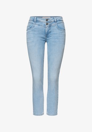 Jean slim bleu clair avec fermeture double bouton et zip, poches avant et détails cousus.
