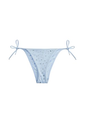 Jasnoniebieskie dno bikini z wiązaniami po bokach oraz drobnymi srebrnymi ozdobami rozrzuconymi na przednim panelu materiału.